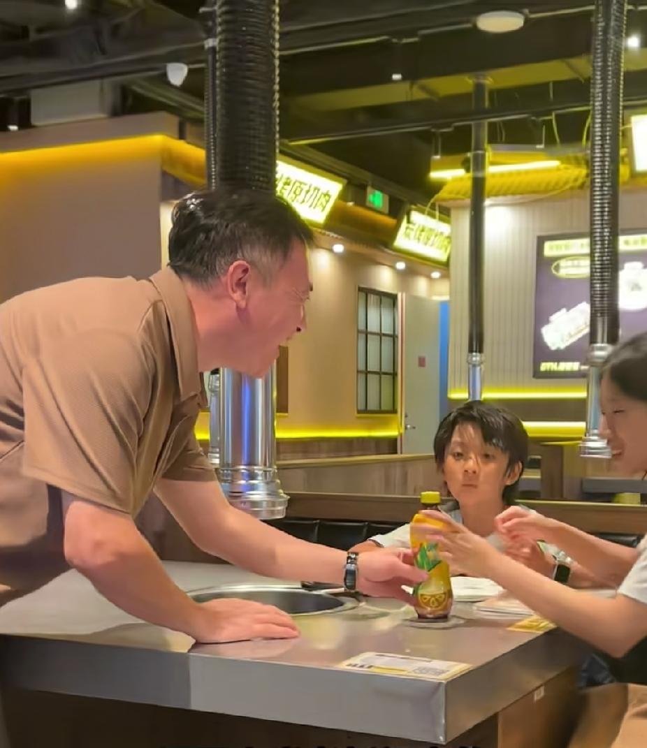 姐姐去妹妹打暑假工的店里吃饭，看到眼前的一幕时，姐姐懵得直呼是不是看错了。

这