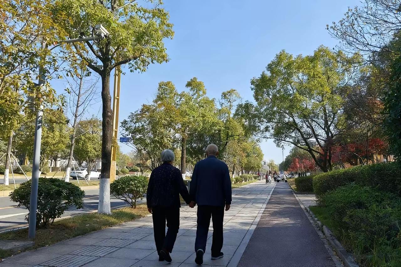两个人相伴一生，有几样东西缺一不可。
相互尊重是基石，尊重对方的想法、选择，才能