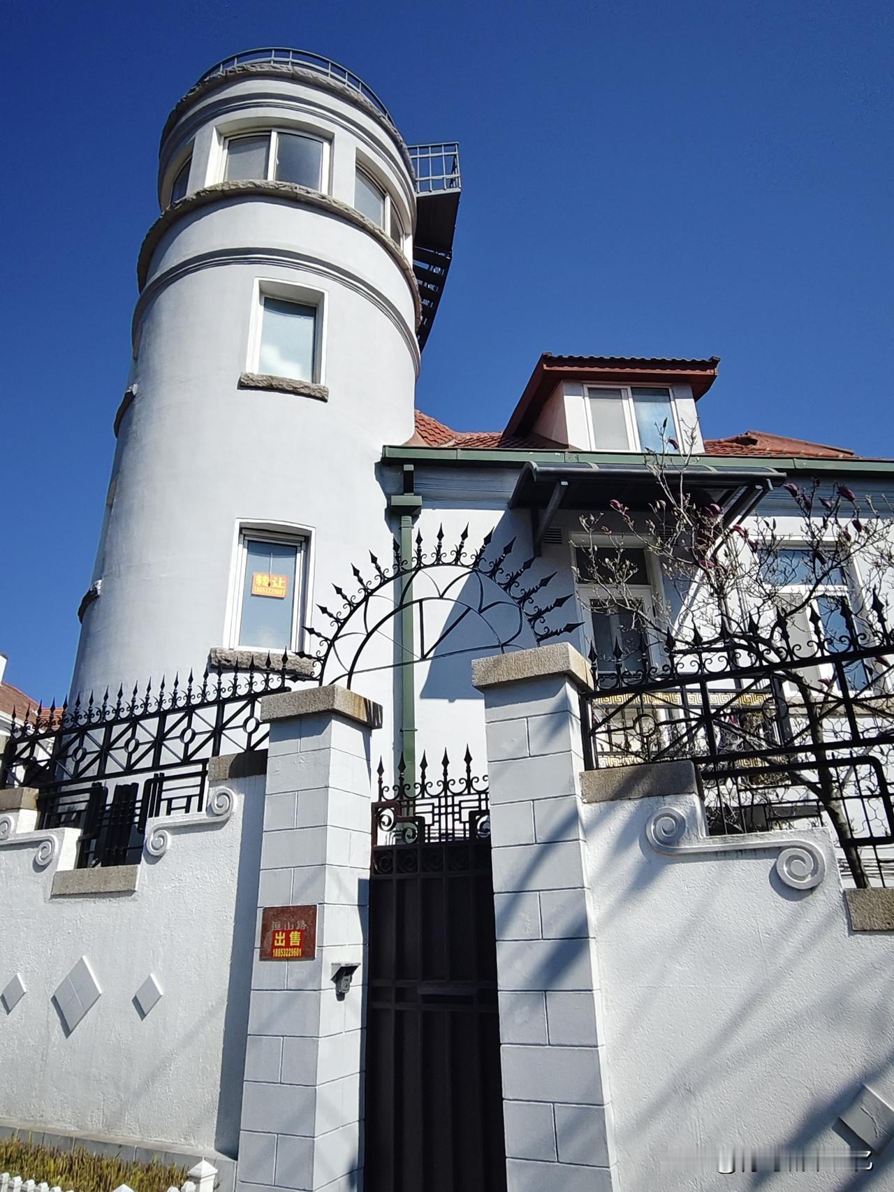 网红区一栋在售的老别墅建筑。沿着龙山路往龙江路走，路口的恒山路小楼前看到出售的信