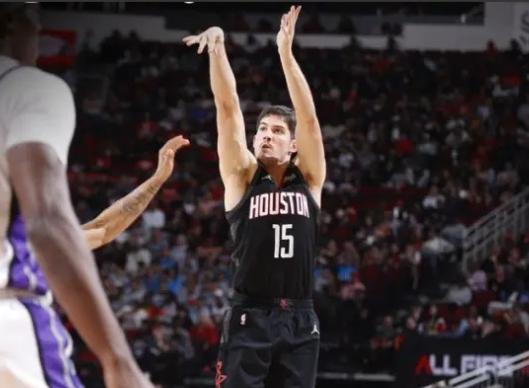 谢泼德抓住机会了！
 
休斯顿的夜晚，丰田中心球馆里，火箭队用一场128比97的