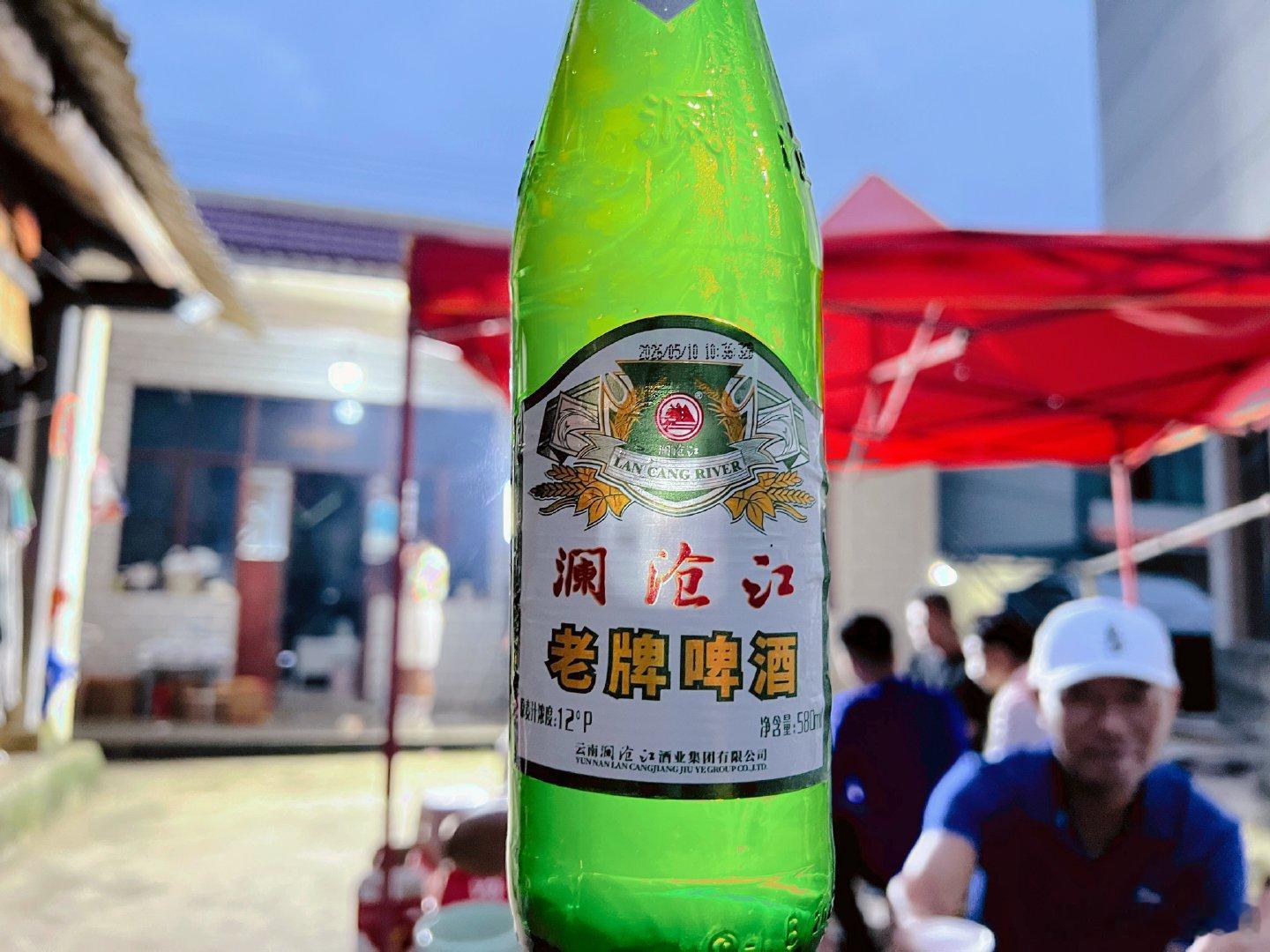 昨天布字佤寨火把节的晚饭前前后后去了大概15家滴酒、吃饭最后一场是村委会打跳现场