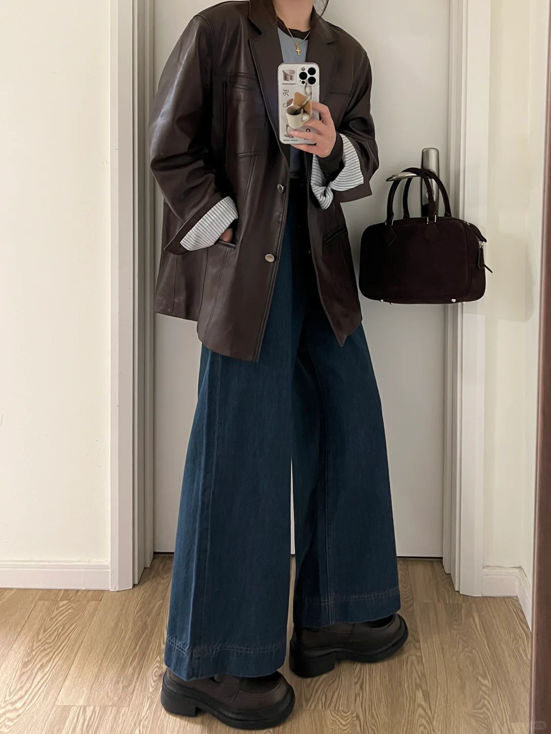 早春韩系复古｜西装咖皮衣+打底衫+蓝牛仔裤