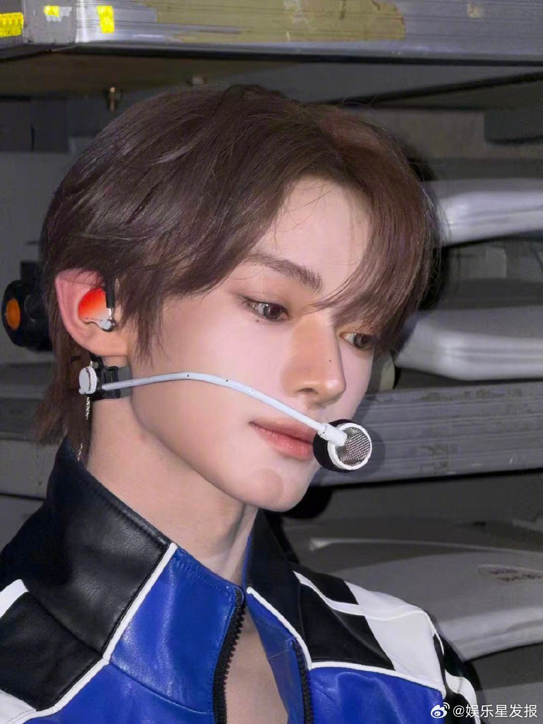 韩振露额头 快去看韩振最新动态！蓝黑色皮衣搭配露额头造型，清爽又利落，五官精致立