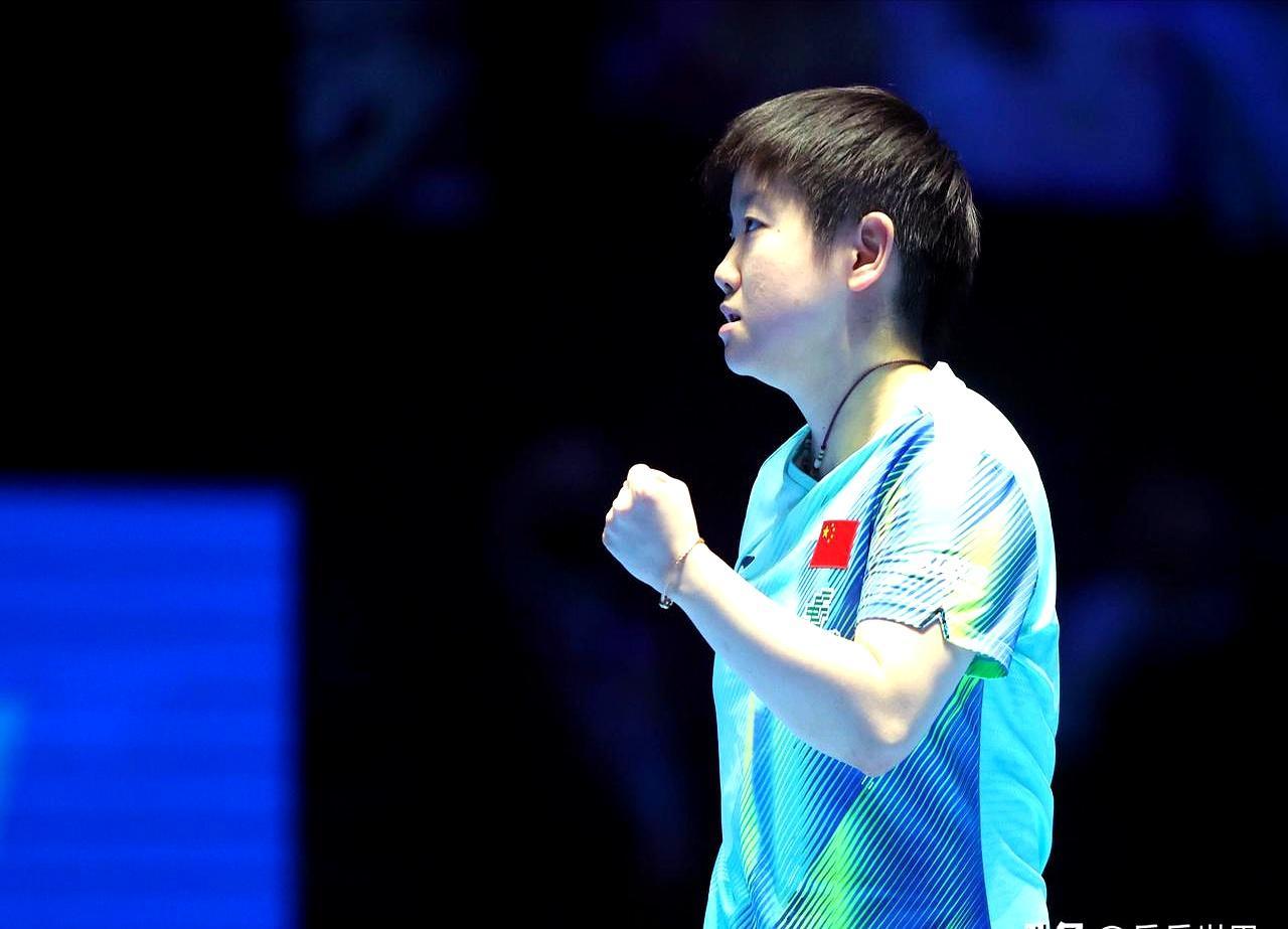 去年决赛被4-0剃光头，今晚孙颖莎又站到了王曼昱对面。
 
王曼昱刚把叫嚣的张本