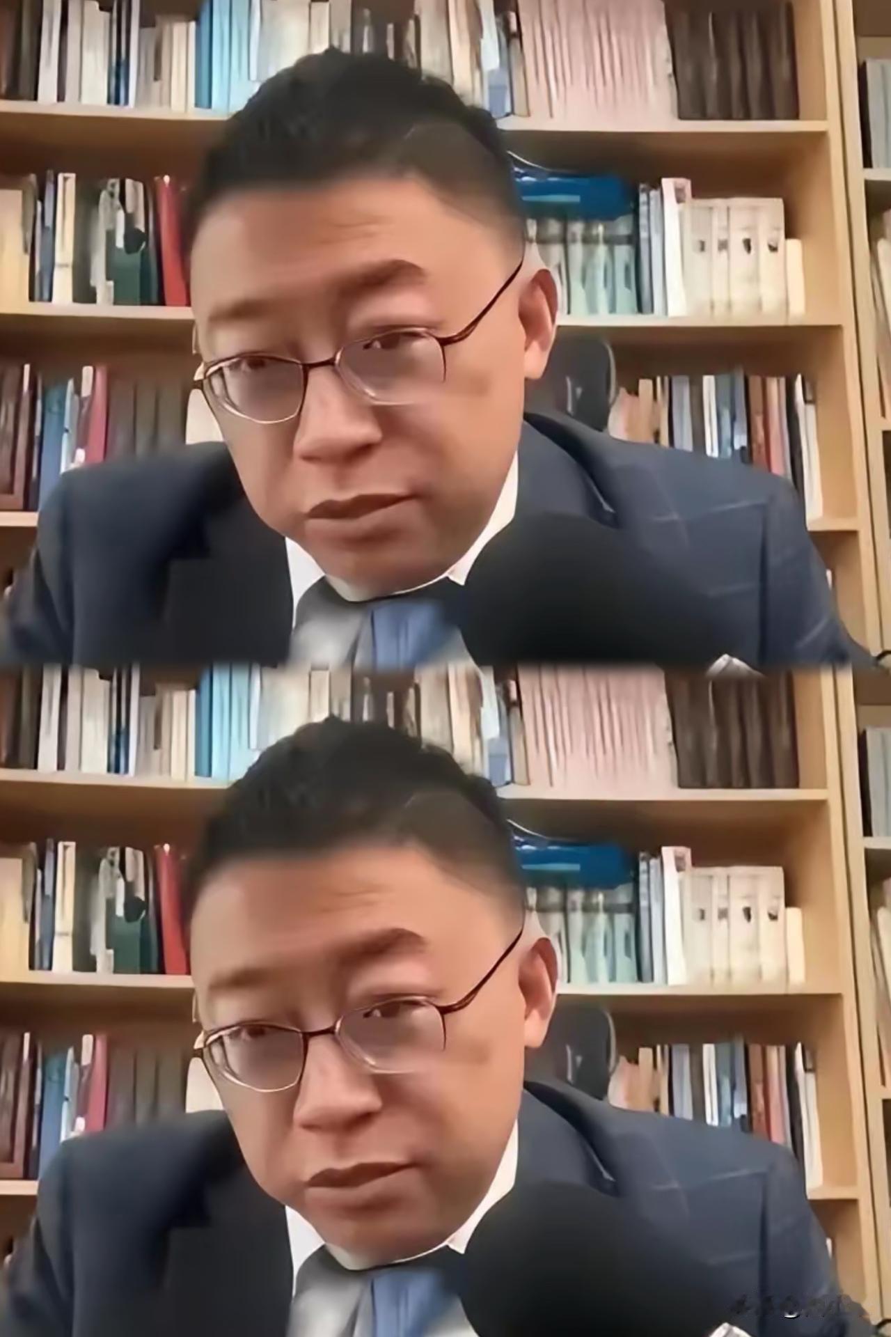 沈逸坐在桌子前，拿起话筒，轻轻一拍，重重一拍。接着他用力一拍，话筒发出“砰”的一