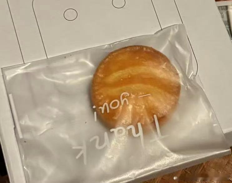 宋祖儿亲手做了饼干看着有点像老婆饼，也有一点像黄油年糕呢[666] ​​​