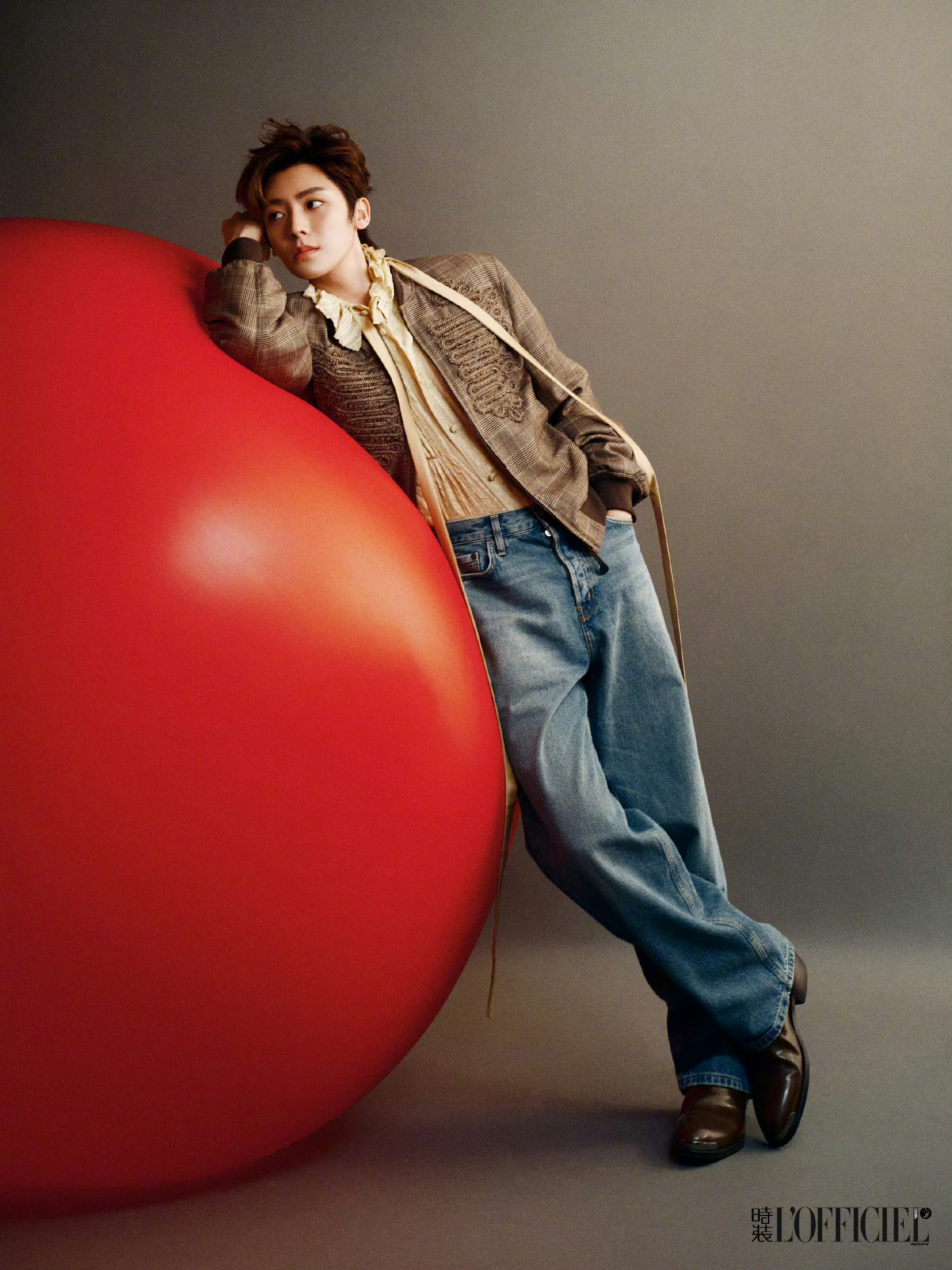 侯明昊 时装L'OFFICIEL 五月封面人物，酷帅的皮衣夹克，文艺的衬衫针织，
