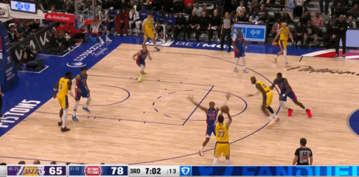 活塞领先11分 湖人vs活塞