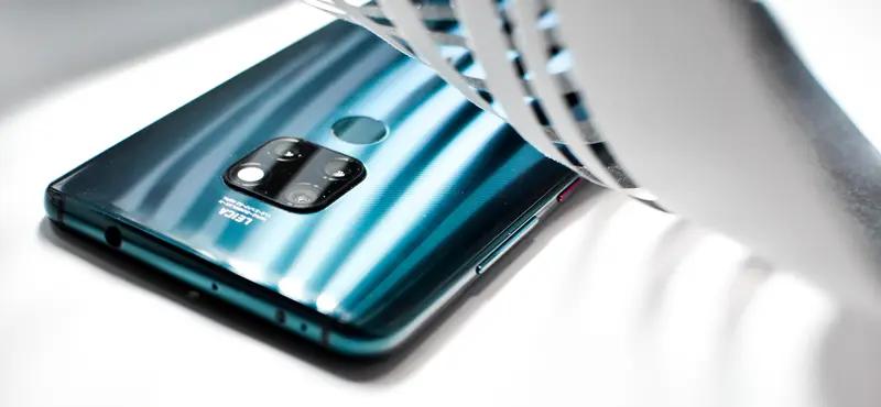 11月25日华为全场景新品发布会上，华为Mate 80系列手机正式亮相，售价也随