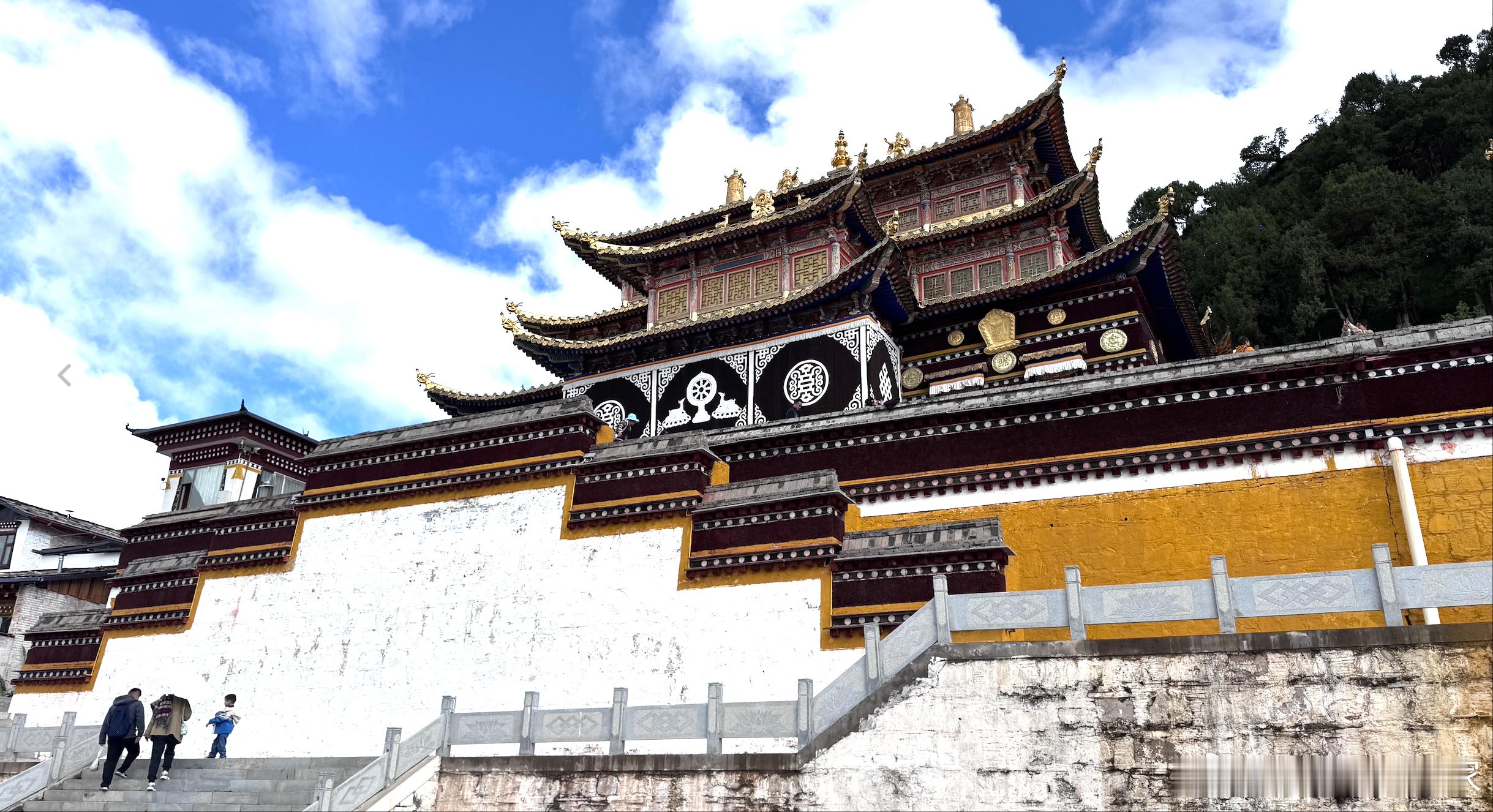 前天在郎木寺，看到一幕想分享给大家。我在郎木寺里闲逛，走进一个大殿在看壁画。这时