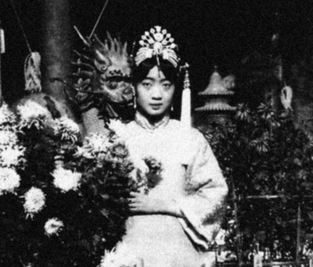 1946年， 婉容 的身上发出一股股恶臭，让人难以靠近，41岁的她已经生活不能自