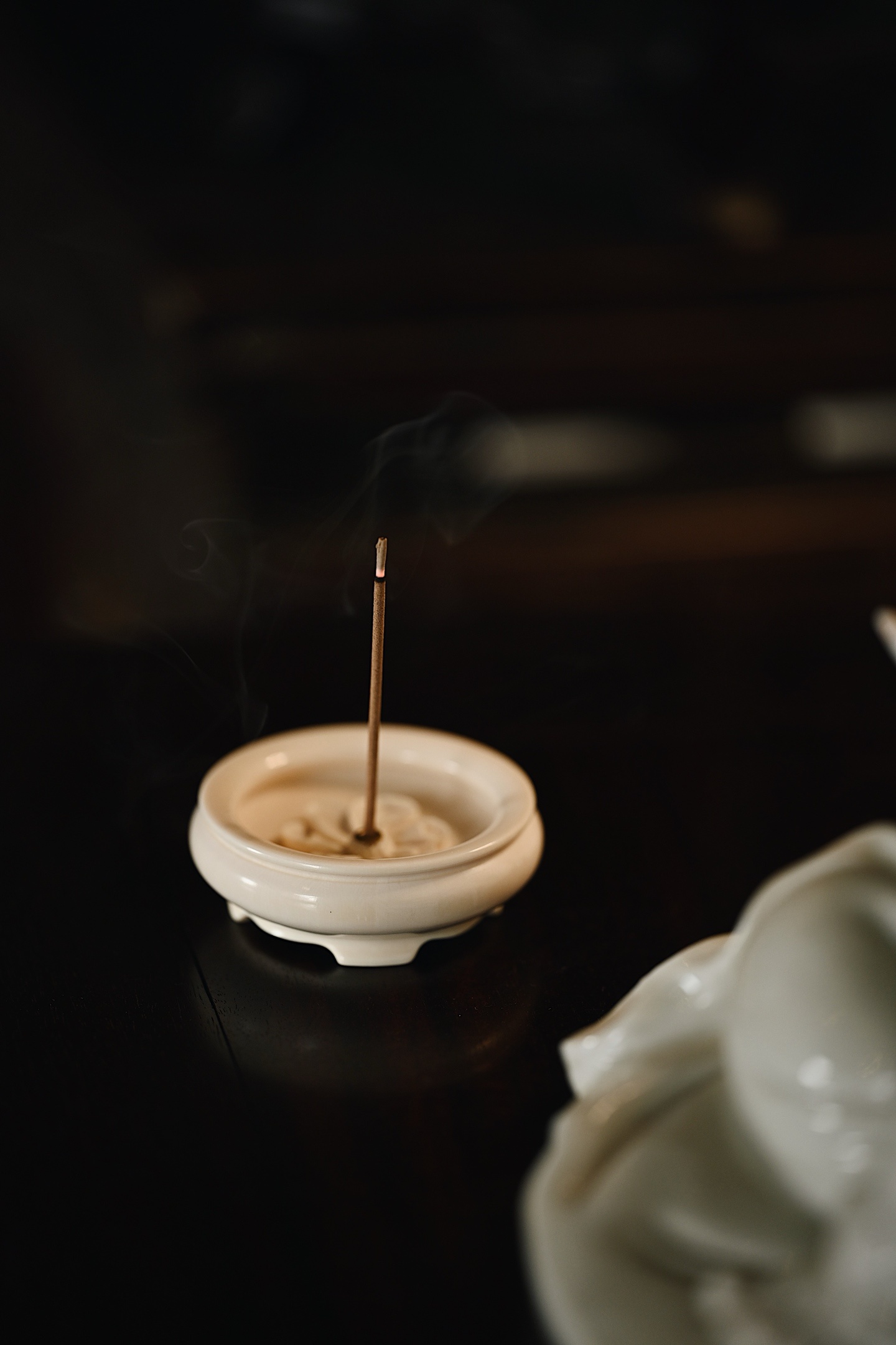 猛犸 | 素莲 香插一体整雕，质感莹润。三足托器，盘面浮雕莲花，置铜孔承香，形制