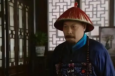 康熙四十八年，56 岁的康熙从龙椅上冲下来，当着满朝文武的面，当众推搡拖拽大学士