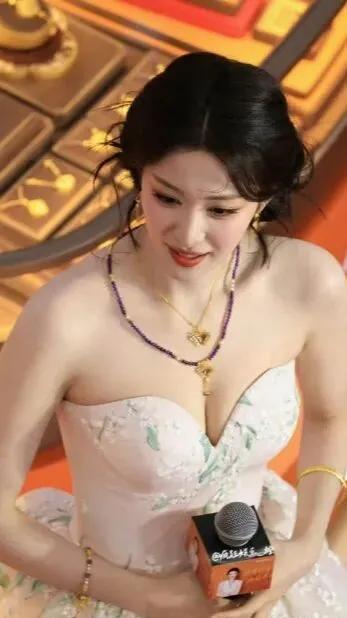 谁能拒绝这样温婉大气的王楚然！
浅色系抹胸长裙，清新碎花精致耐看。
金饰搭配紫珠