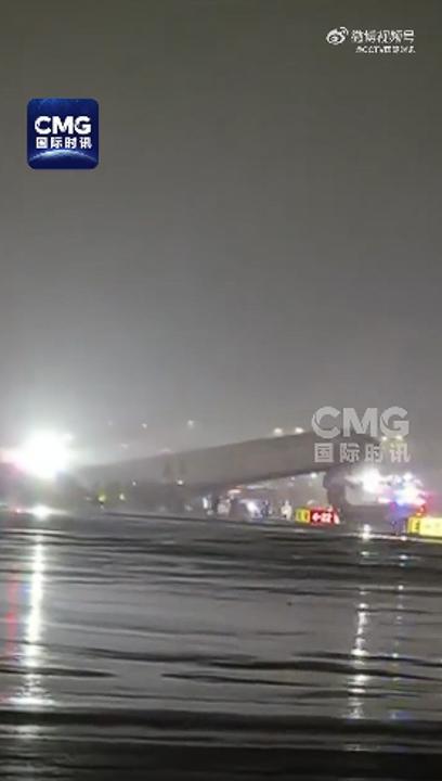 美国纽约机场客机撞上消防车，致多人死伤美国消防车撞上客机
当地时间3月22日深夜