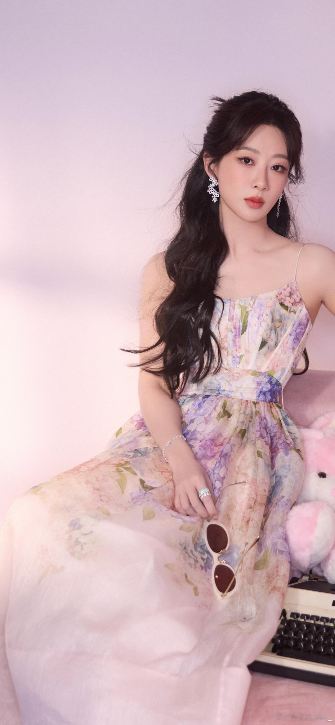 杨紫粤语发音反差萌 她努力憋出的那句粤语问候，尾音拐了个软乎乎的弯，全场粉丝直接