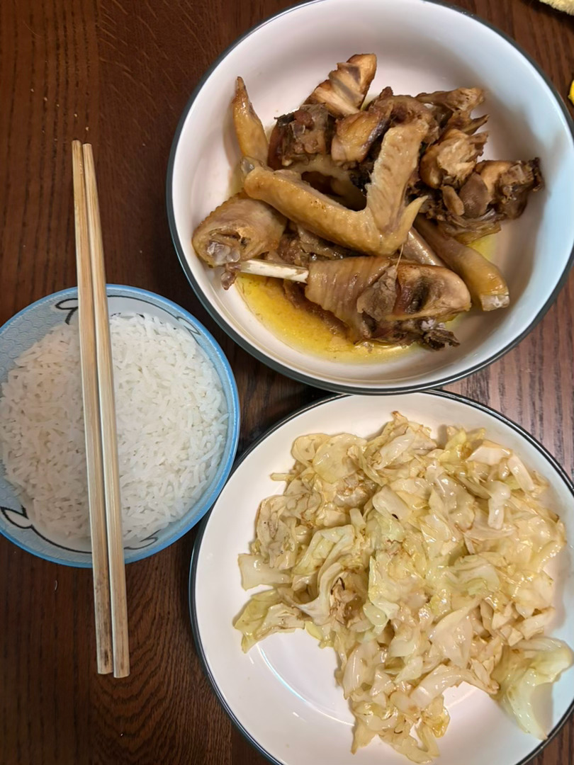 很适合配文：你愿意跟我过这种，土鸡是老家养的，菜是门口摘的，米饭是公司发的，粗茶