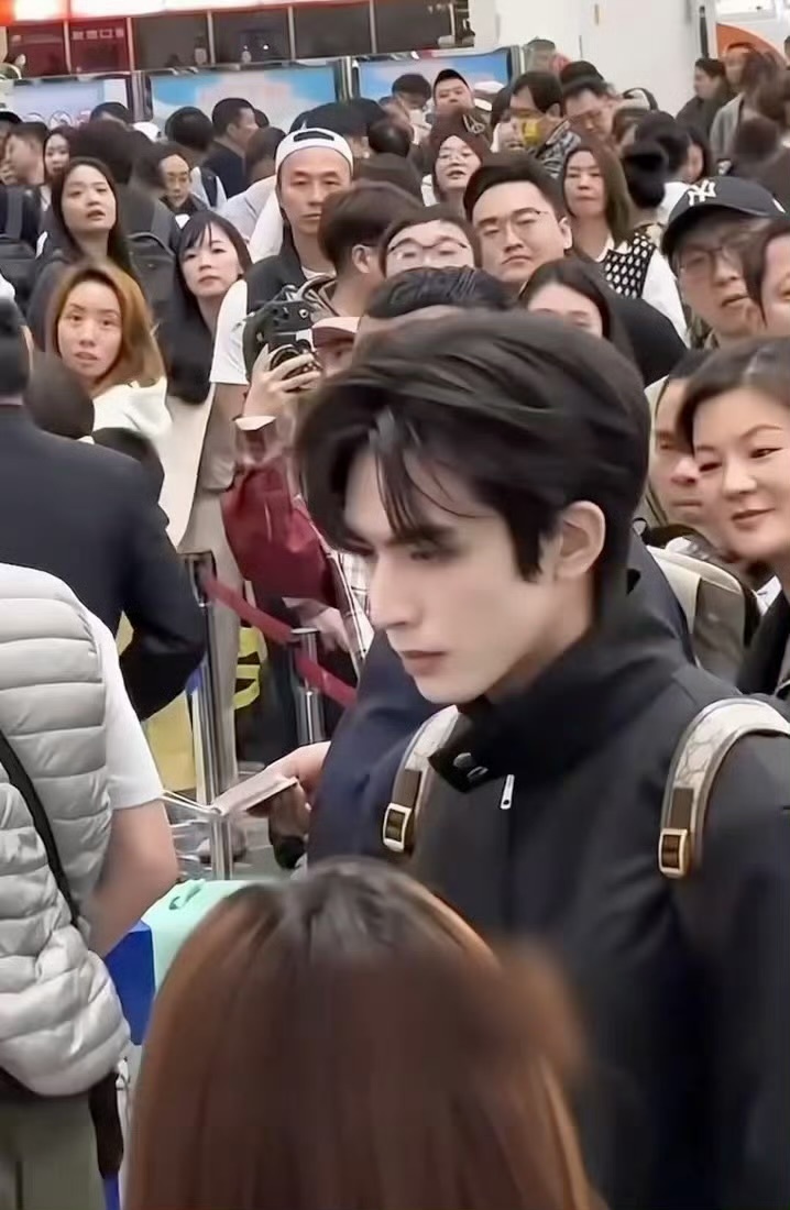 宋威龙和周围人不在一个图层 女娲毕设的水平 