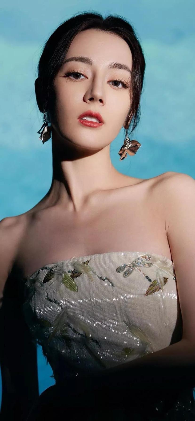 四花争霸两生突围
2026开年顶流中，白鹿凭央视春晚歌舞与《唐宫奇案》登顶热度榜