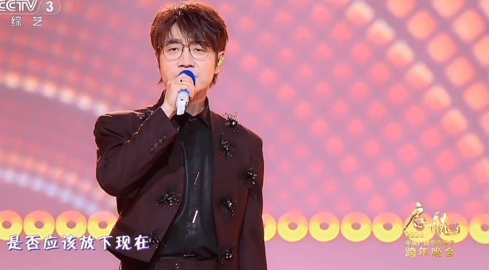 王铮亮献唱小城大事主题曲    歌声起处，尽是人间。亮哥以音乐作舟，带我们渡往每