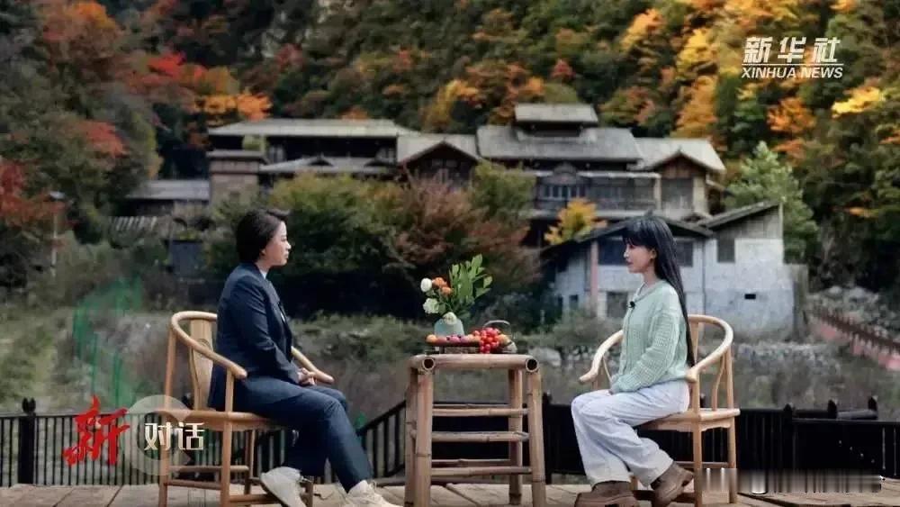 李子柒在接受新华社记者采访时，她的坐姿一下子就抓住了大众的目光，她的这一套坐姿，