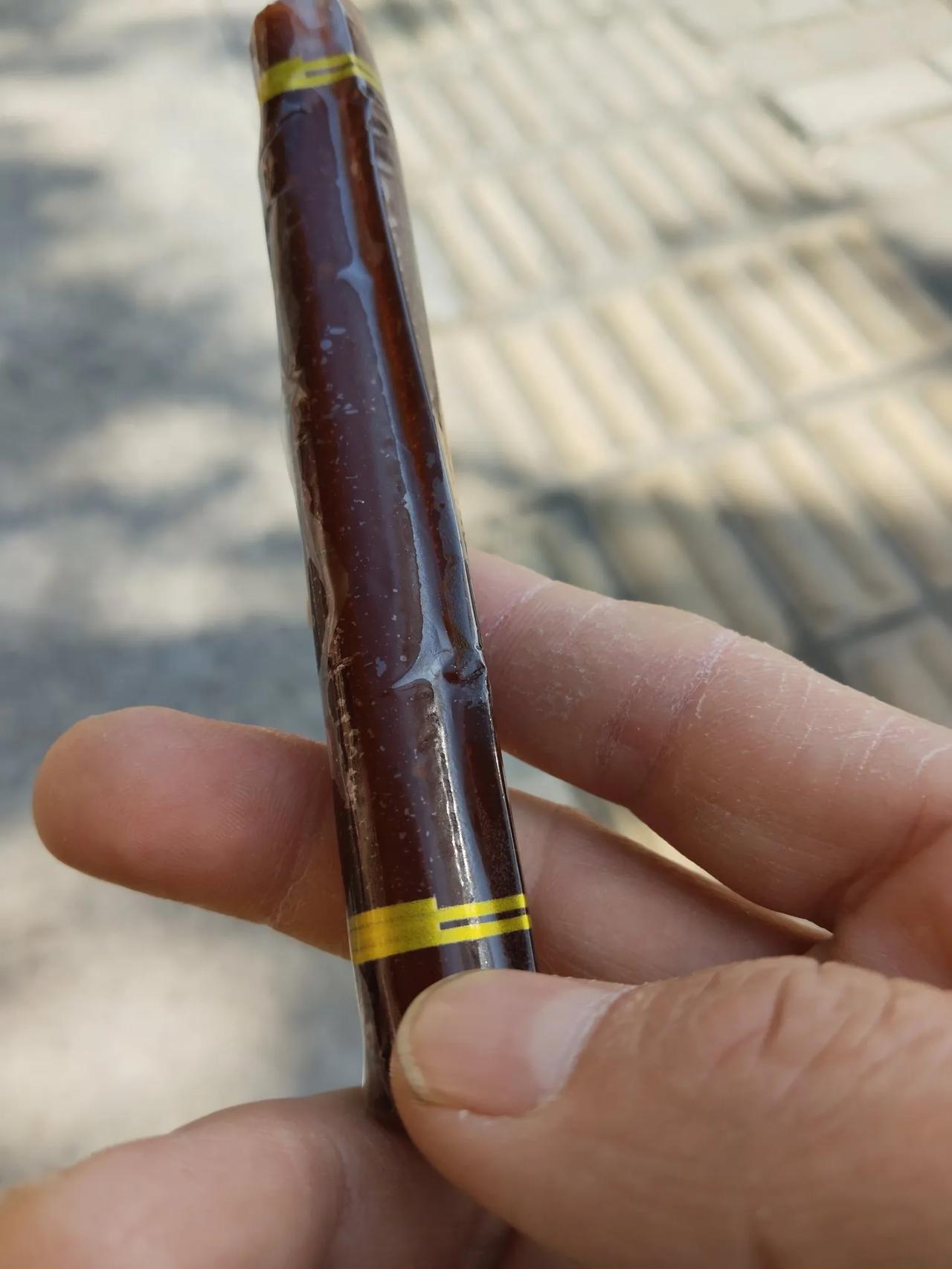 今天在杭州闲逛，想买点零食边走边吃，在一个小超市，发现有卖80年代的零食山楂果丹