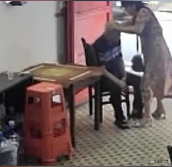 不能再让好心人被敲诈，强烈支持店家状告死者家属敲诈勒索，死者家属未尽到监护责任。