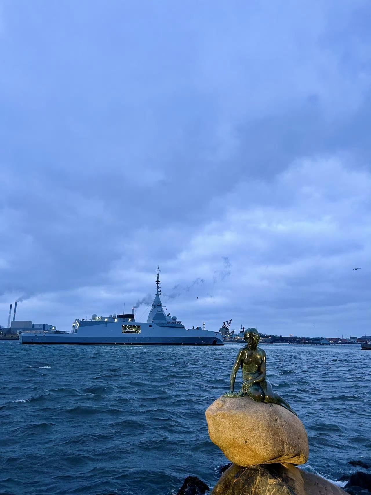 法国新锐护卫舰造访哥本哈根，与小美人鱼同框