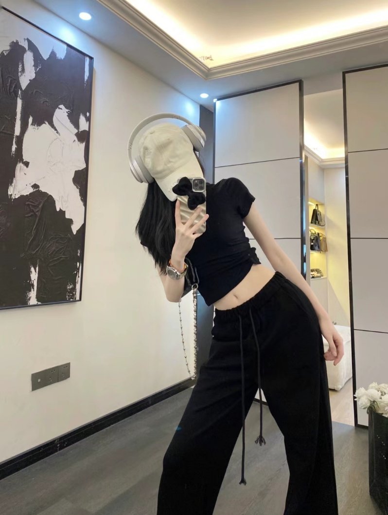 好女志在四方 喝西北风不声张 . ​​​