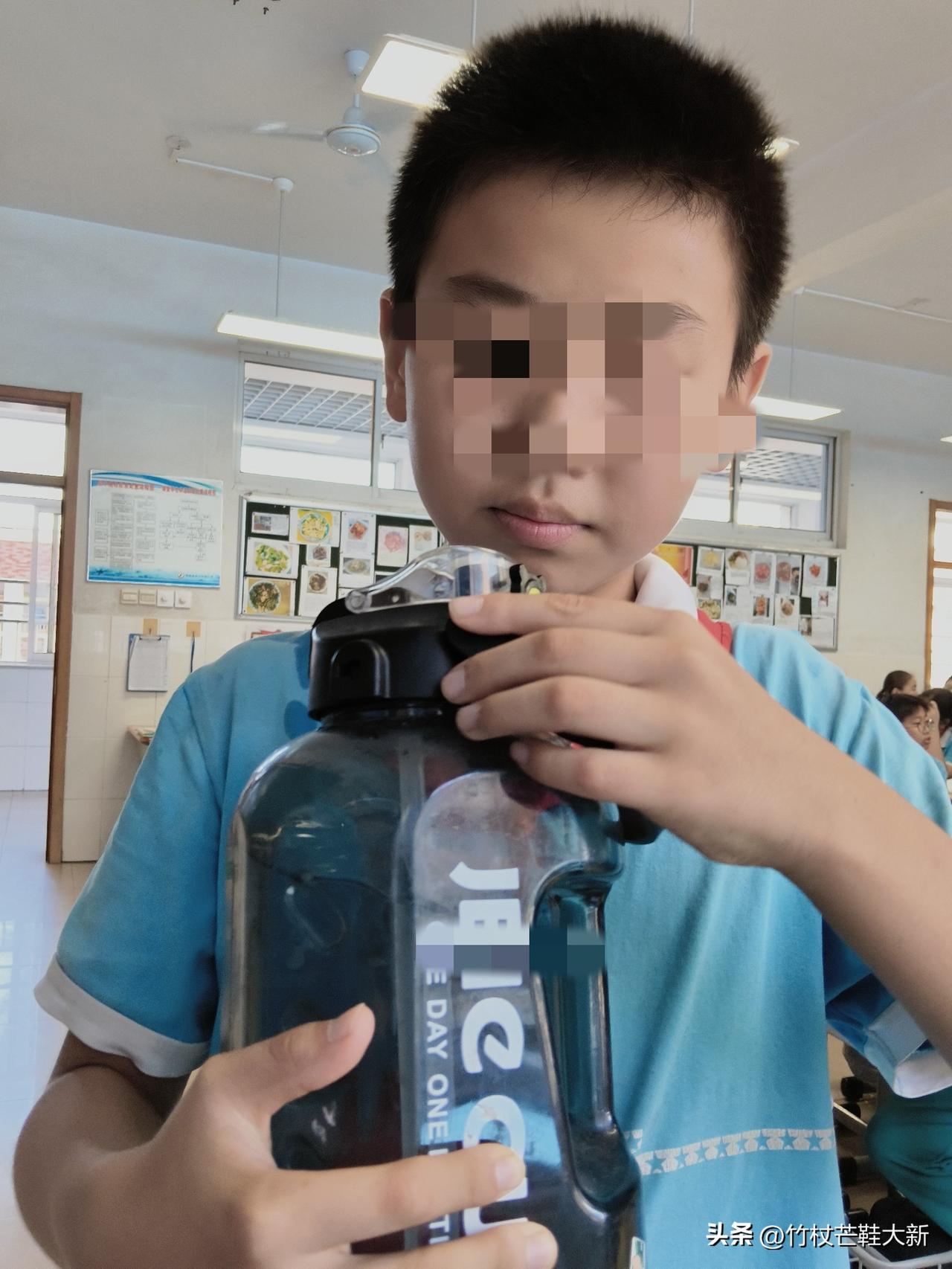 他看我茶杯里水喝完了，过来，打开自己的水桶，给我倒满了！
孩子，你是真不喜外啊！