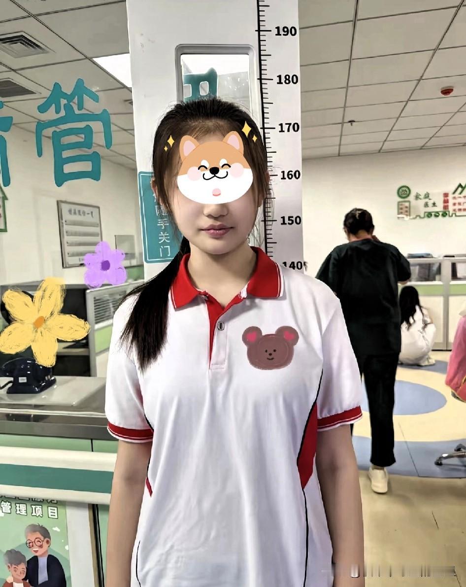 感觉现在的女孩子成熟的很早，这个小女孩看着大概只有十四五岁的样子吧，可是呢看着却