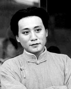 就连郭沫若都曾这样形容年轻时的毛主席：面容白净温润，言语温和从容，为人谦恭有礼、