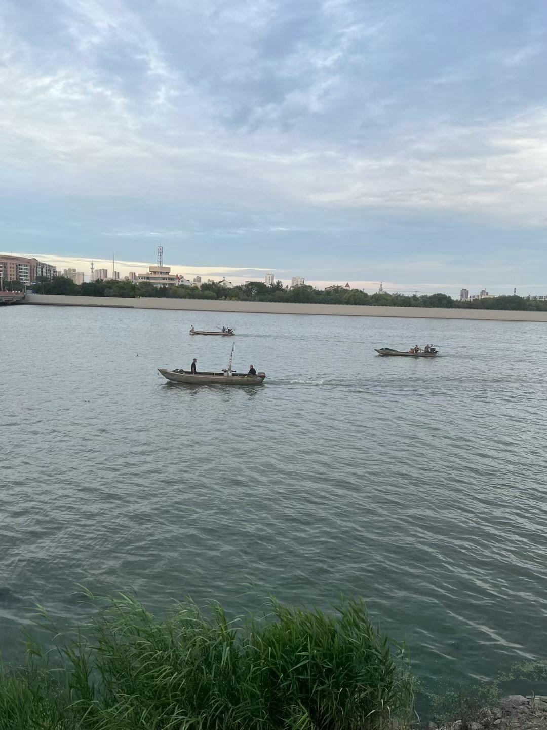 上联“湖上清风荡碧波”我对“空中朗月洒银浪”作为上联。“空中”对“湖上”，都是很