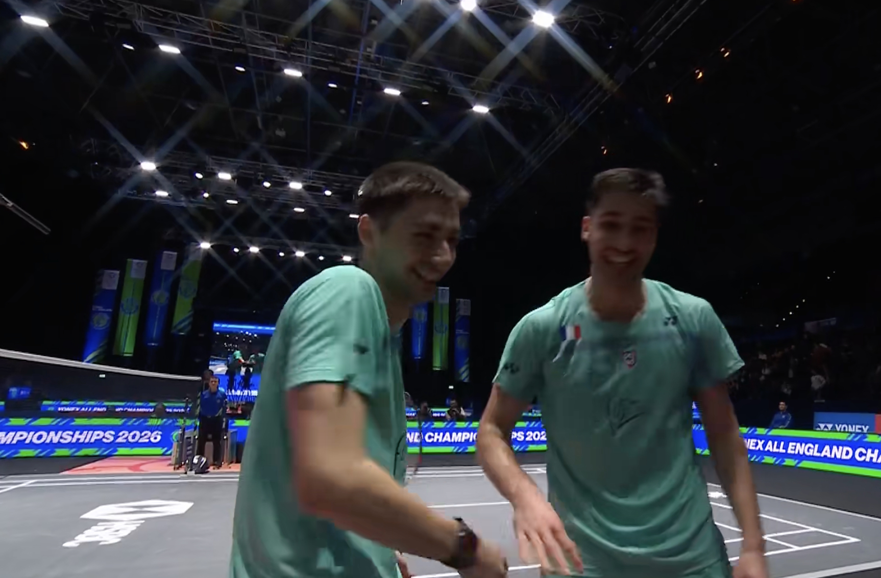 小波波夫/大波波夫🇫🇷 21-10、15-21、21-19 🇯🇵保木卓朗