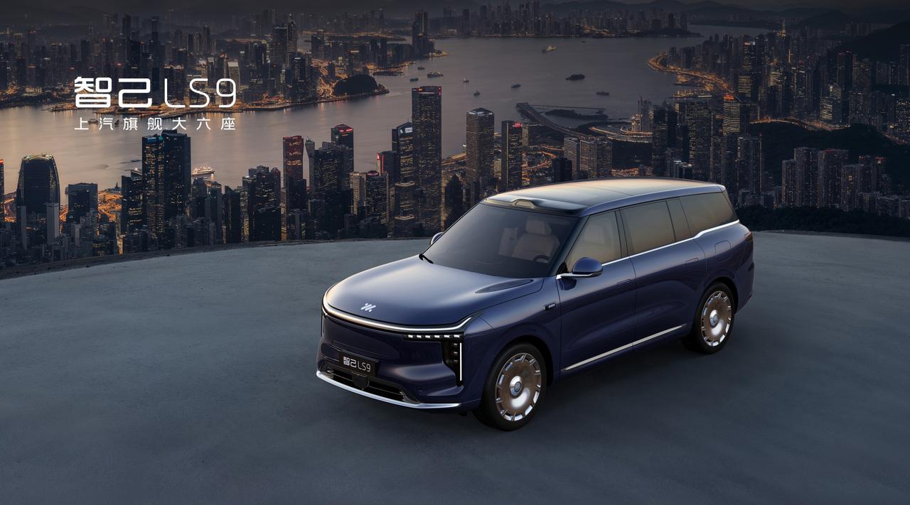 上周末去4S店展厅看了上汽集旗舰大六座SUV——智己LS9，今天就来聊聊这台车。