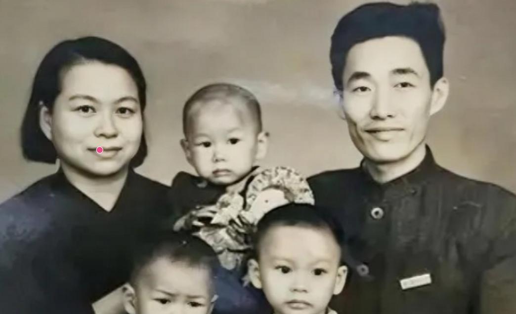 1947年，中统特务陈梦麟酒后失言，拍着同僚张一锋的肩膀炫耀："礼拜五去大使馆抓