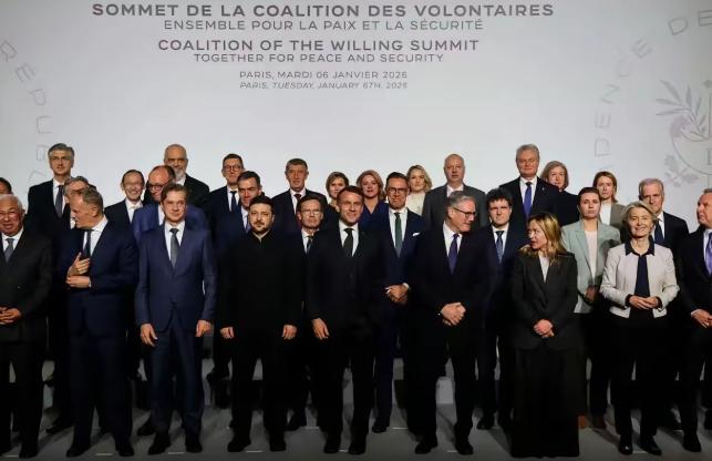 马克龙终成拿破仑？巴黎上演关键一幕！当地时间2026年1月6日，法国巴黎召开了一