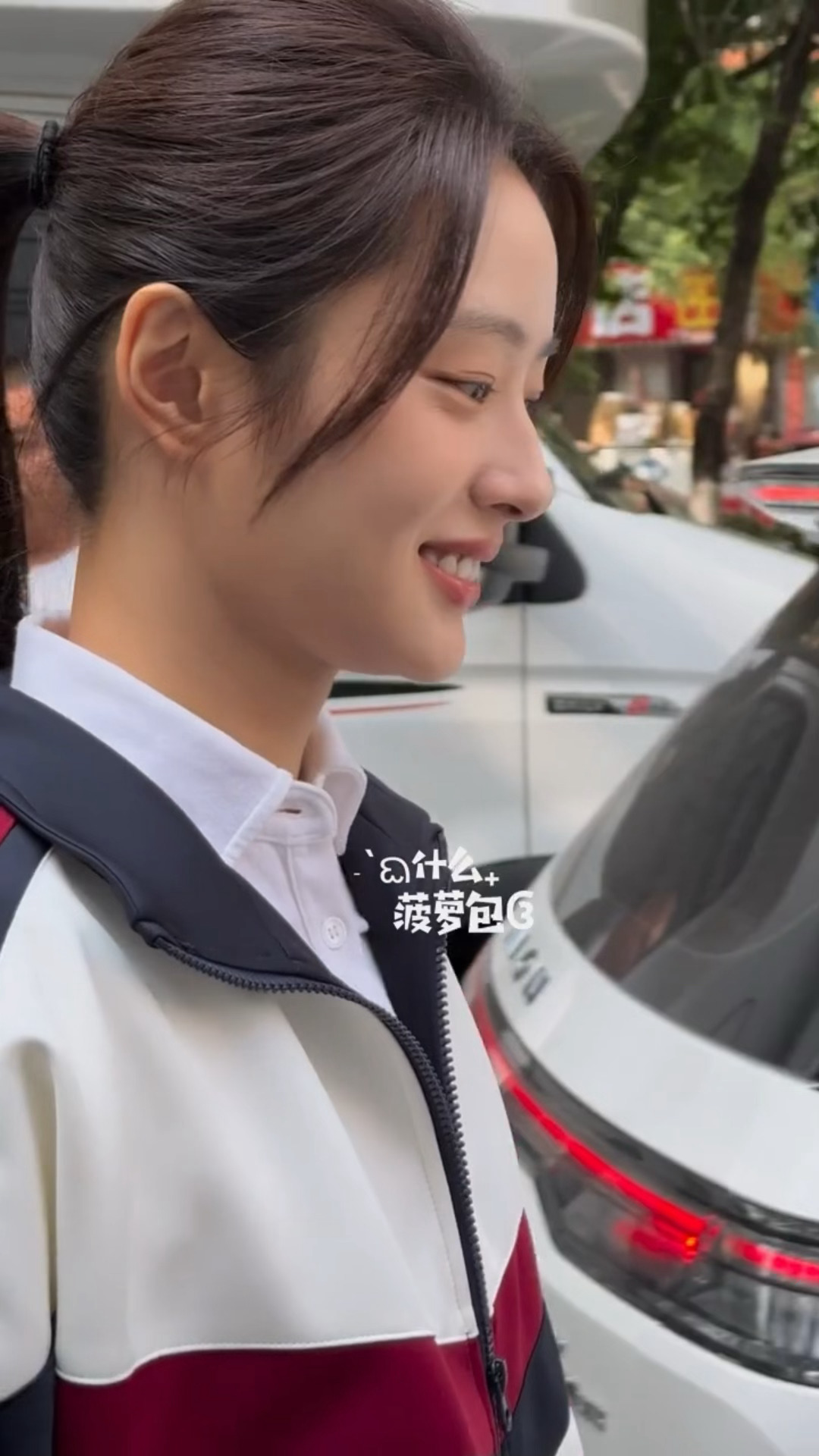 校服就是此女的统治区，学姐你要我微信不？[期待]徐若晗一路灿烂校服造型路透 ​​