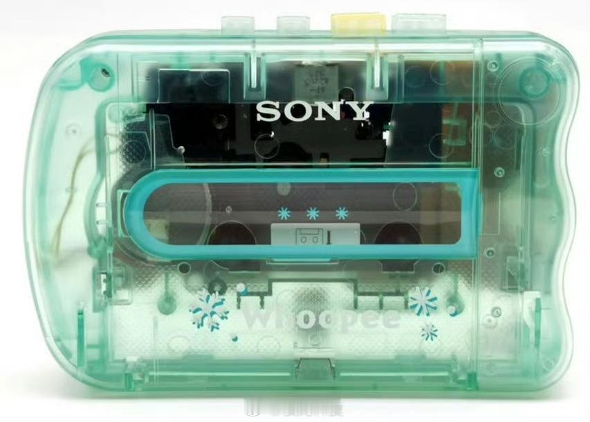 已经停产却让你很怀念的东西那必须是随身听，上学时候如果谁腰带上挎一个随身听，那绝