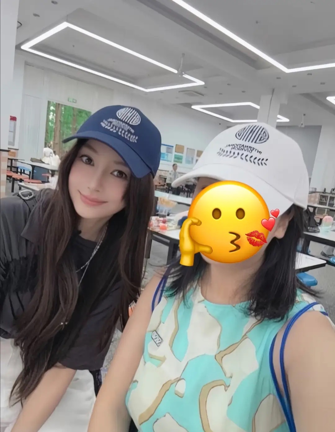杨颖参加儿子小海绵学校义卖会，前两年也去了，真是一个好妈妈！ 