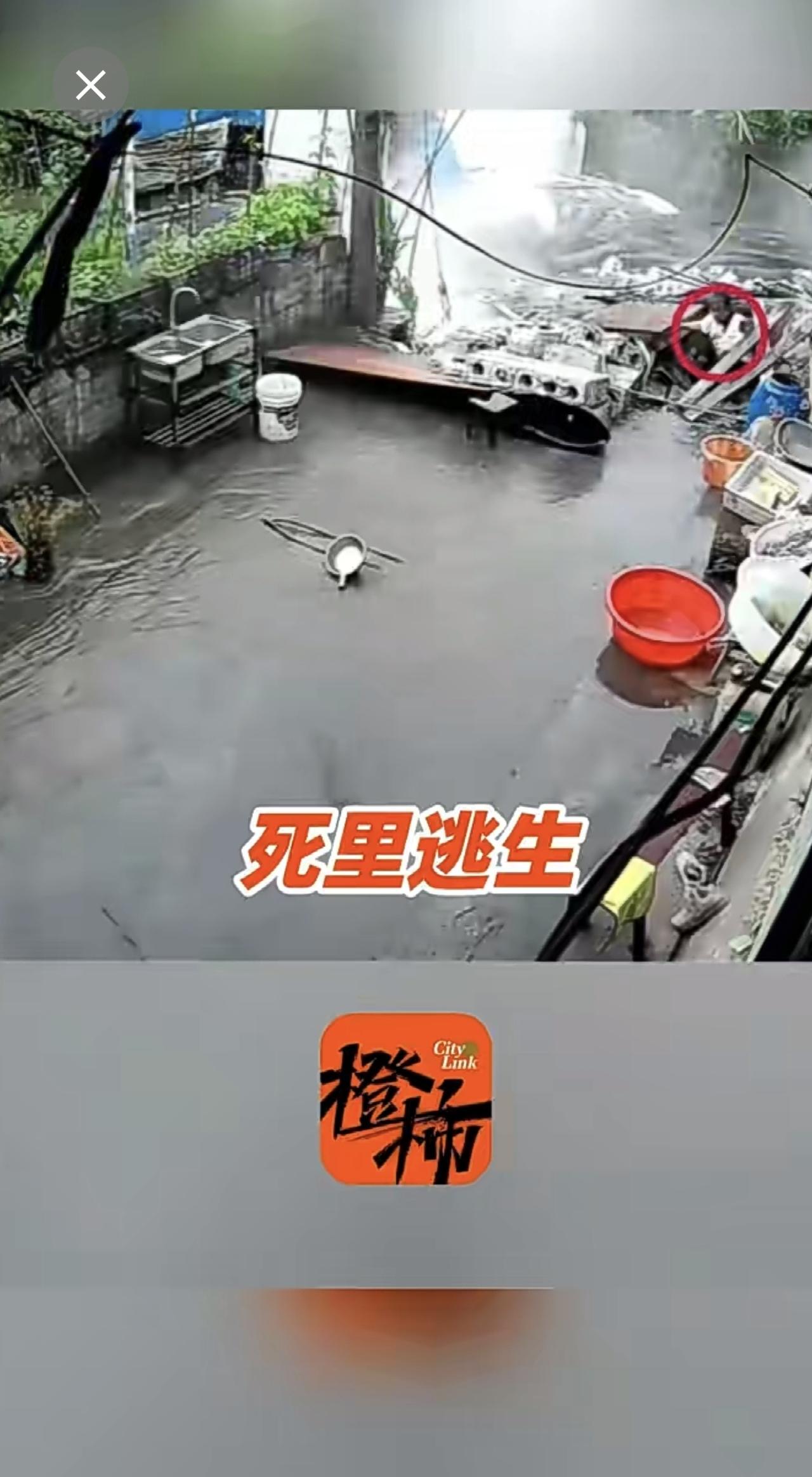 女子进厕8秒后房屋轰然倒塌，女子从废墟中爬出，还好人没事。