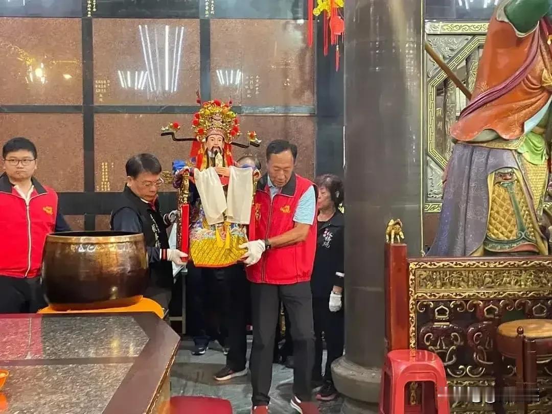 郭台铭消无声息地现身台湾慈惠宫！
    鸿海创办人郭台铭自从宣布退选后，行踪诡
