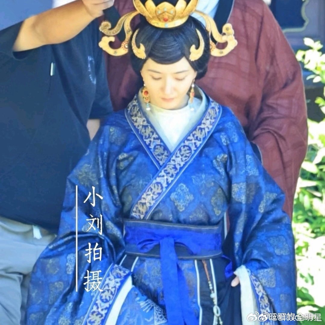 杨幂冯太后老年妆杨幂老年冯太后路透看路透瞬间代入，历经风雨的一代太后，眉眼间全是