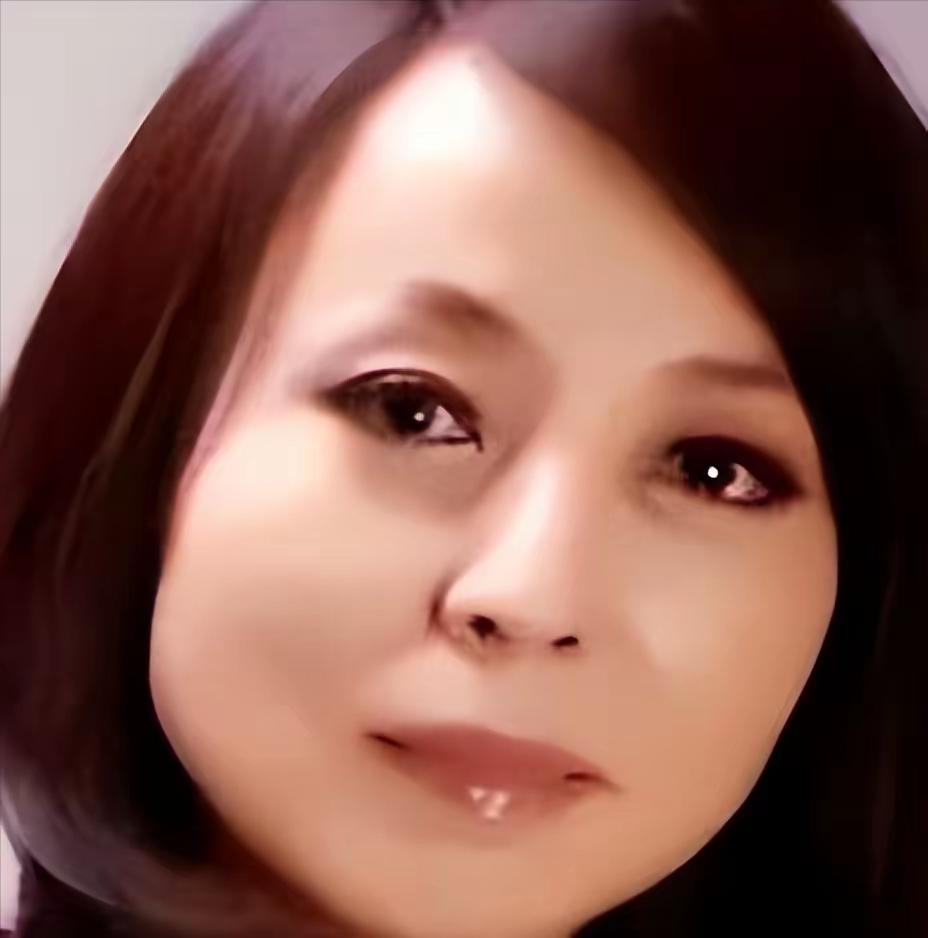 2005年，41岁的河南女富豪李巧林爱上了22岁的男下属，没想到，在50岁时，她