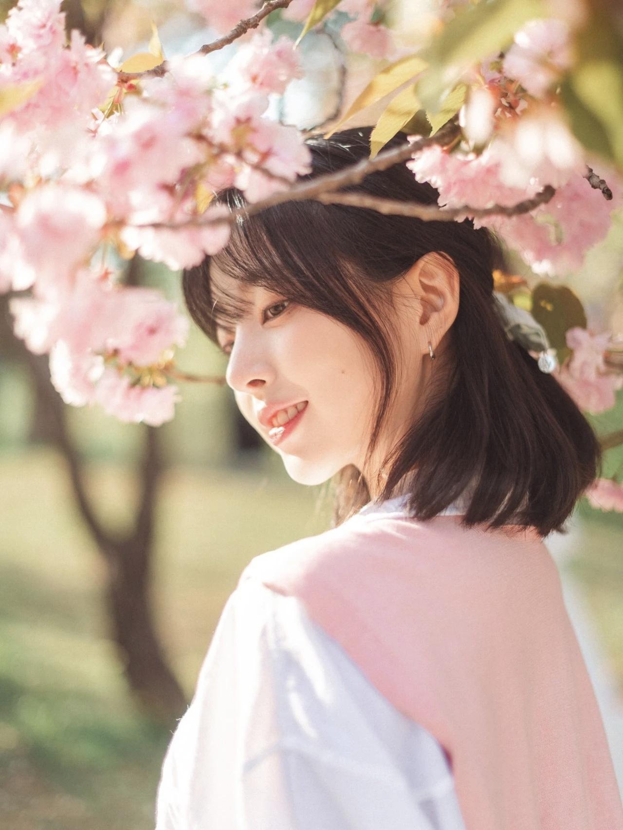 人面桃花相映红，桃花依旧笑春风每日搭配分享·时尚穿搭 寻找镜头的美 女人最耐看的