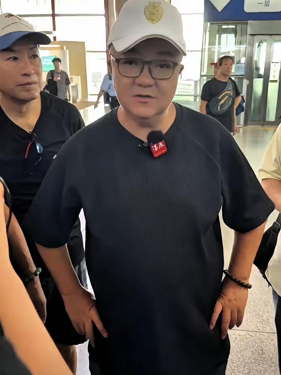 足球小将们将迎来盛宴。 
 
李晓华开京A00001去机场接机，为14个12岁孩