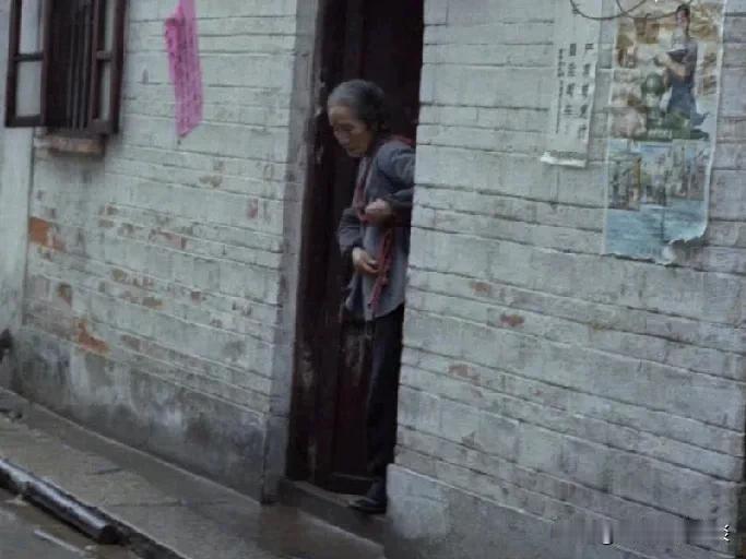 80年代的广州，即将迎来了社会的变迁。广州老街道 老广州地标 广州老街区拍照 去