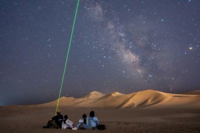 大漠星空课堂上线✨敦煌夜游解锁全新打开方式敦煌大漠星空课堂上线夜幕笼罩鸣沙山，星