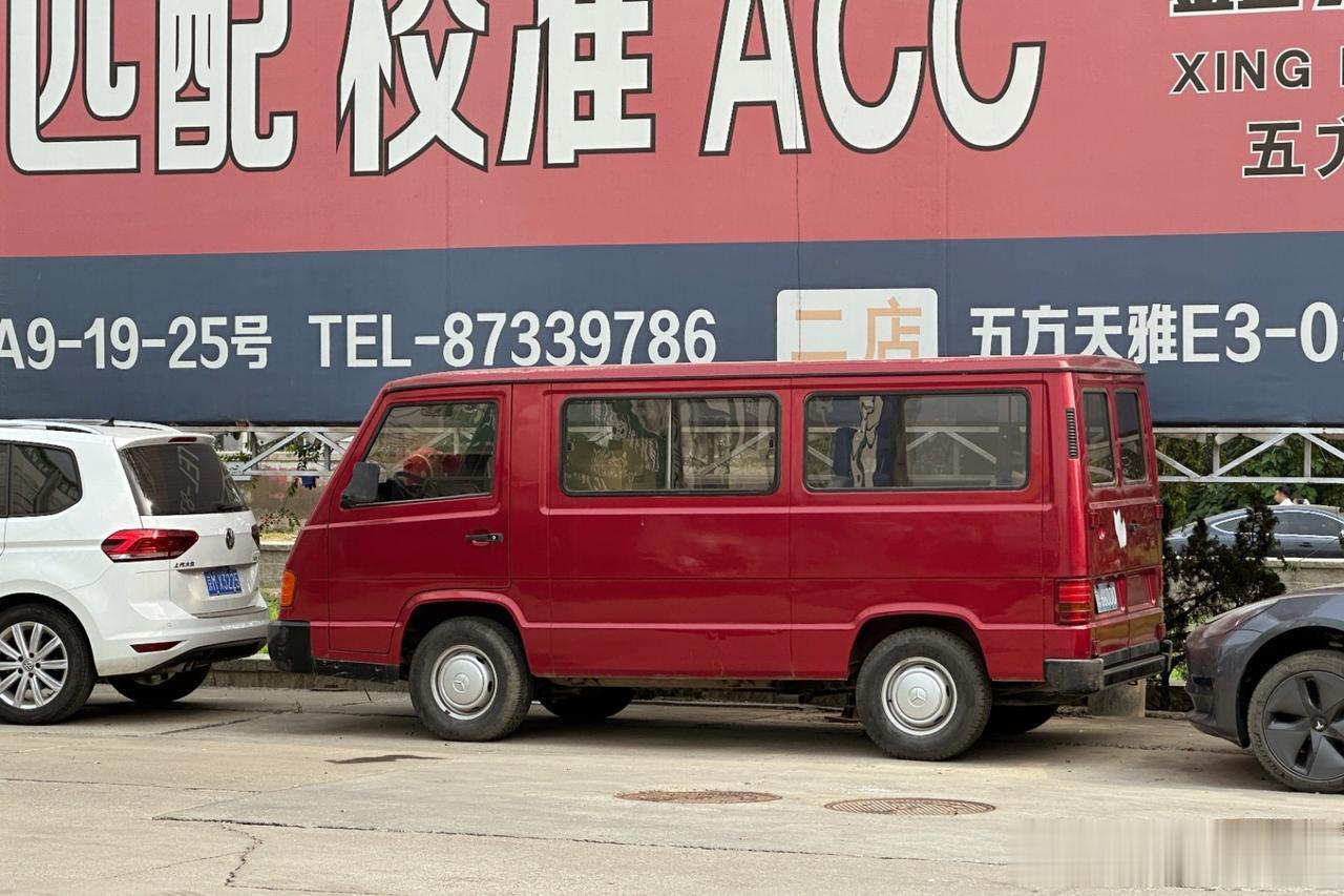 终于在五方天雅看到这台代号W631的正宗西班牙产奔驰MB100，跟韩国双龙造的魔