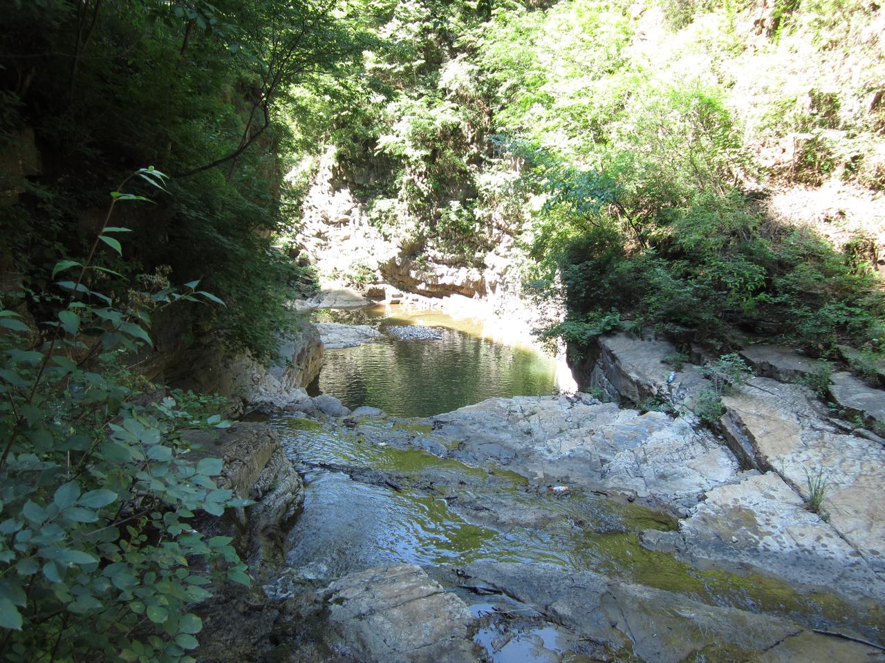 中东局势又出变故，阿联竟然主动对波斯猫炼油厂等设施进行了轰炸！这事发生在停火协议